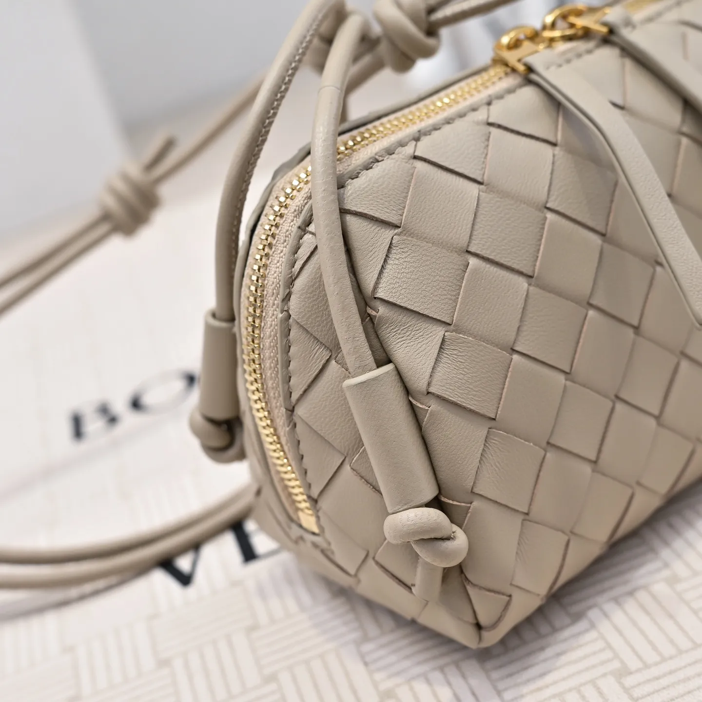 Batch 1260 #Bv The new Concert pouch is the most beautiful and practical mini bag I have ever seen 🎈 The bag body adopts the classic lntrecciato weaving process✅ It is equipped with a leather double-headed zipper, the opening is wide, easy to take and put, the shoulder strap knot can be slid to adjust the length freely, that is, 🉑️crossbody/underarm, and can be used as a clutch bag. Small body, large capacity, so practical! The key is that it is extremely versatile! Come and buy this small, exquisite, beautiful and versatile bag 👍 Model: 4258 Size: 18.5*11.5*8.5
